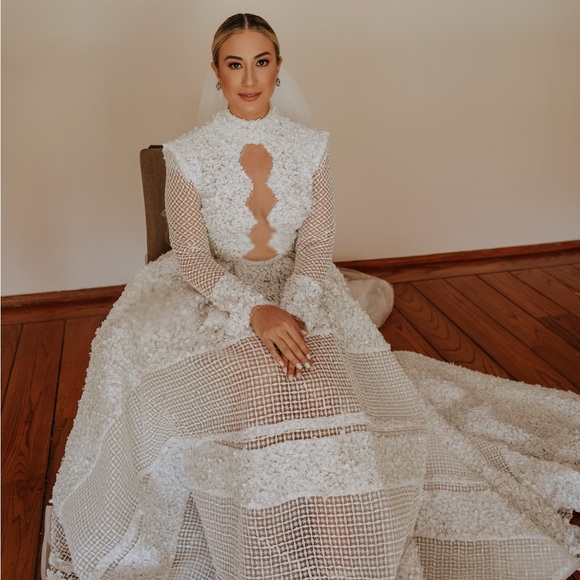 Inbal Dror veil and exclusive collection wedding dress